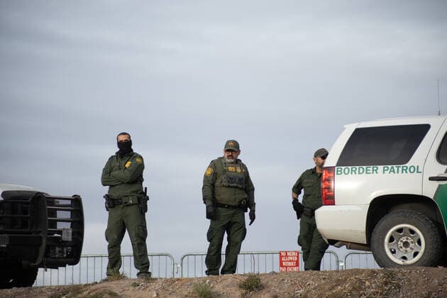November 15, 2022, juarez, chihuahua, mexico: Border patrol agents prepare to receive migrants trying to cross the Rio Grande to request humanitarian asylum in the United States, a federal judge prohibits the United States from continuing to expel migrants to Mexico under title 42 juarez mexico - ZUMAp241 20221115_zip_p241_009 Copyright: xDavidxPeinadox