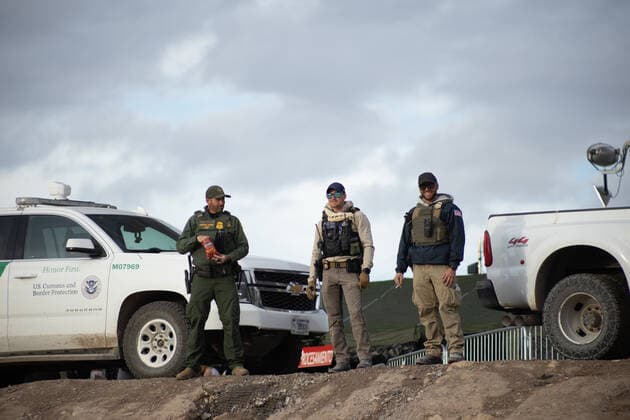 November 15, 2022, juarez, chihuahua, mexico: Border patrol agents prepare to receive migrants trying to cross the Rio Grande to request humanitarian asylum in the United States, a federal judge prohibits the United States from continuing to expel migrants to Mexico under title 42 juarez mexico - ZUMAp241 20221115_zip_p241_010 Copyright: xDavidxPeinadox