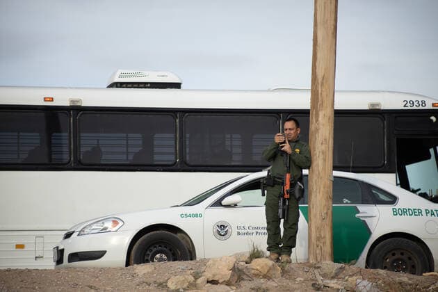 November 15, 2022, juarez, chihuahua, mexico: Border patrol agents prepare to receive migrants trying to cross the Rio Grande to request humanitarian asylum in the United States, a federal judge prohibits the United States from continuing to expel migrants to Mexico under title 42 juarez mexico - ZUMAp241 20221115_zip_p241_011 Copyright: xDavidxPeinadox