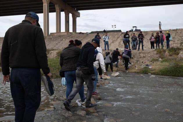 November 15, 2022, juarez, chihuahua, mexico: Hundreds of migrants cross the border in Ciudad JuoÂ¡rez, Chihuahua to request humanitarian asylum in the United States, a federal judge prohibits the United States from continuing to expel migrants to Mexico under title 42. juarez mexico - ZUMAp241 20221115_zip_p241_018 Copyright: xDavidxPeinadox