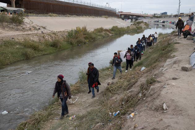 November 15, 2022, juarez, chihuahua, mexico: Hundreds of migrants cross the border in Ciudad JuoÂ¡rez, Chihuahua to request humanitarian asylum in the United States, a federal judge prohibits the United States from continuing to expel migrants to Mexico under title 42. juarez mexico - ZUMAp241 20221115_zip_p241_019 Copyright: xDavidxPeinadox