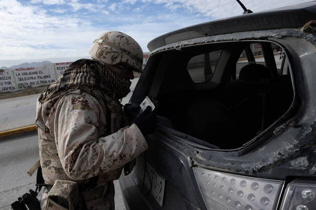 November 15, 2022, juarez, chihuahua, mexico: A national guard in Mexico checks a car at a checkpoint installed in Mexico to prevent the smuggling of migrants to the border. juarez mexico - ZUMAp241 20221115_zip_p241_020 Copyright: xDavidxPeinadox