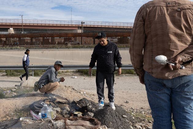 November 15, 2022, juarez, chihuahua, mexico: Venezuelan migrants wait in Ciudad JuoÂ¡rez on the banks of the Rio Grande for title 42 to be eliminated, juarez mexico - ZUMAp241 20221115_zip_p241_022 Copyright: xDavidxPeinadox
