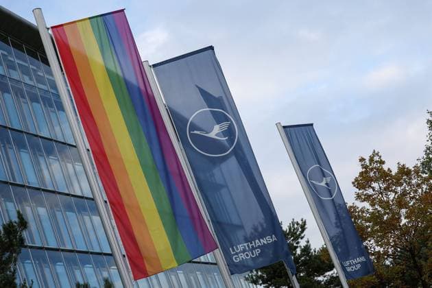 Frankfurt am Main, 14.11.2022, xjfx Abflug der Deutschen Fussball Nationalmannschaft auf dem Vorfeld des Frankfurter Flughafens von Frankfurt nach Musca auf dem Weg zum letzten Trainingsspiel vor der Fußball Weltmeisterschaft 2022 v.l., Symbolbild, Symbolfoto: Lufthansa Fahnen, Diversity Wins *** Frankfurt am Main, 14 11 2022, xjfx departure of the German national football team on the apron of Frankfurt airport from Frankfurt to Musca on the way to the last training match before the soccer world championship 2022 v l , symbol image, symbol photo Lufthansa flags, diversity wins Copyright: JoaquimxFerreira