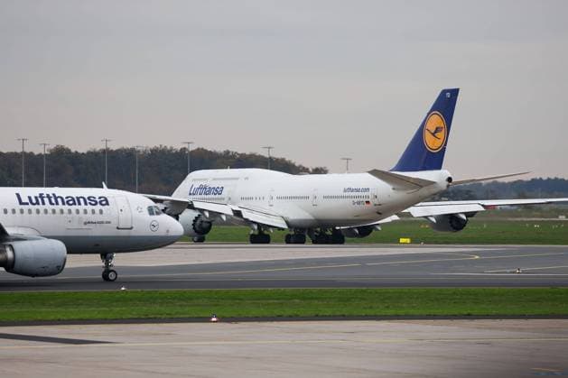Frankfurt am Main, 14.11.2022, xjfx Abflug der Deutschen Fussball Nationalmannschaft auf dem Vorfeld des Frankfurter Flughafens von Frankfurt nach Musca auf dem Weg zum letzten Trainingsspiel vor der Fußball Weltmeisterschaft 2022 v.l., Symbolbild, Symbolfoto: Lufthansa Flugzeug Boeing 747-8. Flugzeuge auf dem Flughafen. Ein Lufthansa-Flugzeug ist bereit zum Abflug. *** Frankfurt am Main, 14 11 2022, xjfx departure of the German national football team on the apron of Frankfurt airport from Frankfurt to Musca on the way to the last training match before the soccer world championship 2022 v l , symbol image, symbol photo Lufthansa aircraft Boeing 747 8 aircraft at the airport A Lufthansa aircraft is ready for departure Copyright: JoaquimxFerreira