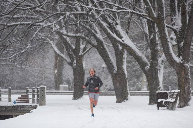 November 16, 2022, Ottawa, ON, Canada: A jogger runs along DowöÄÃ s Lake in Ottawa on Wednesday, Nov., 16, 2022. According to Environment Canada a winter weather travel advisory is in effect with snowfall amounts reaching 5 cm, the first significant snowfall of the season. Ottawa Canada  - ZUMAc35_ 20221116_zaf_c35_040 Copyright: xSpencerxColbyx