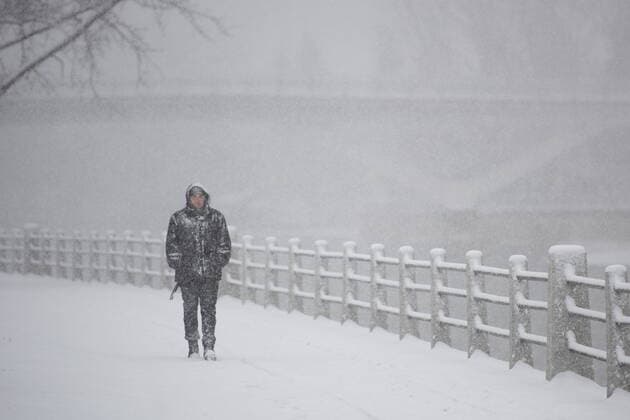 November 16, 2022, Ottawa, ON, Canada: A person makes his way long the Rideau Canal in Ottawa on Wednesday, Nov., 16, 2022. According to Environment Canada a winter weather travel advisory is in effect with snowfall amounts reaching 5 cm, the first significant snowfall of the season. Ottawa Canada  - ZUMAc35_ 20221116_zaf_c35_041 Copyright: xSpencerxColbyx