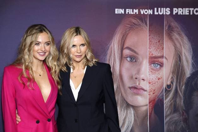 Bilder des Jahres 2022, Entertainment 11 November Entertainment Themen der Woche KW46 Entertainment Bilder des Tages Lilly Krug und ihre Mutter Veronica Ferres bei der Shattered- Gefährliche Affäre Film Premiere am 16.11.2022 in Berlin Shattered- Gefährliche Affäre Filmpremiere mit Veronica Ferres & Tochter Lilly Krug in Berlin *** Lilly Krug and her mother Veronica Ferres at the Shattered Dangerous Affair movie premiere on 16 11 2022 in Berlin Shattered Dangerous Affair movie premiere with Veronica Ferres daughter Lilly Krug in Berlin 
