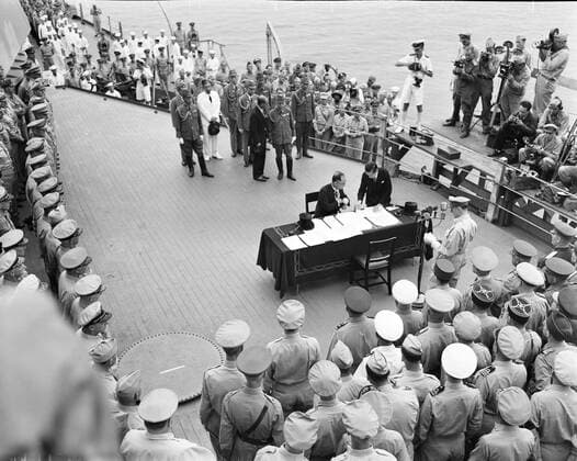 RECORD DATE NOT STATED Surrender Ceremony aboard USS Missouri in Tokyo Bay, JapanThis historic surrender ceremony aboard USS Missouri (BB-63) Tokyo Bay. Jap foreign minister, Namoru Shigemitsu, signs surrender terms as high ranking Allied officers look on. Gen. Douglas MacArthur, Supreme commander broadcasts the ceremonies. Copyright: xpiemagsx naramil4pie15102022-113 !ACHTUNG AUFNAHMEDATUM GESCHÄTZT!