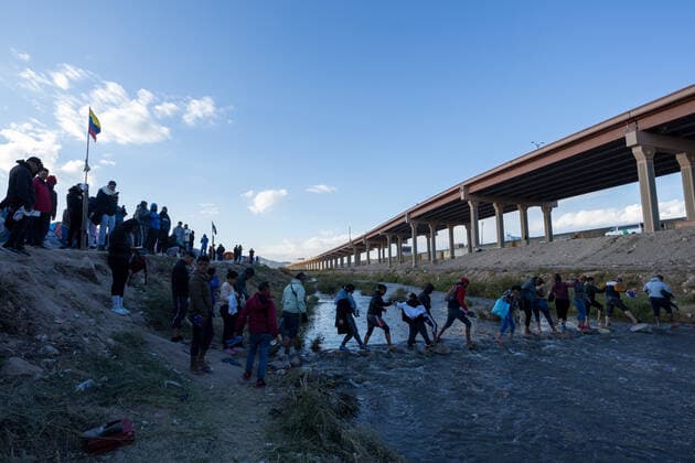 November 16, 2022, juarez, chihuahua, mexico: Hundreds of Venezuelan migrants crossed the Rio Grande natural border between Mexico and the United States juarez mexico - ZUMAp241 20221116_zip_p241_001 Copyright: xDavidxPeinadox