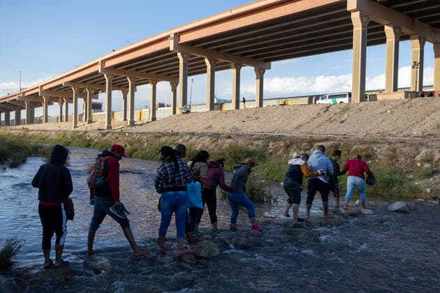 November 16, 2022, juarez, chihuahua, mexico: Hundreds of Venezuelan migrants crossed the Rio Grande natural border between Mexico and the United States juarez mexico - ZUMAp241 20221116_zip_p241_002 Copyright: xDavidxPeinadox