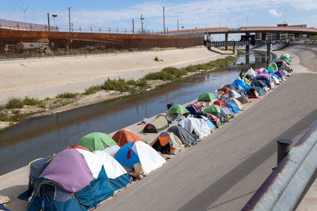 November 16, 2022, juarez, chihuahua, mexico: Hundreds of Venezuelan migrants crossed the Rio Grande natural border between Mexico and the United States juarez mexico - ZUMAp241 20221116_zip_p241_006 Copyright: xDavidxPeinadox