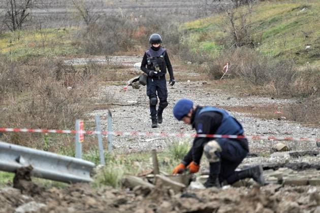 News Bilder des Tages Ukraine-Konflikt, Minenräumer in Region Cherson KHERSON REGION, UKRAINE - NOVEMBER 16, 2022 - Experts of an EOD unit of Ukraine s State Emergency Service are on a mine clearance mission in the part of Kherson Region liberated from Russian invaders, southern Ukraine. Mine clearance in Kherson Region  Copyright: xNinaxLiashonokx