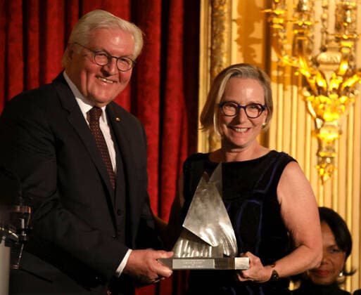 Bilder des Jahres, News 11 November News Themen der Woche KW46 November 16, 2022, New York City, New York, USA: President of the Federal Republic of Germany FRANK-WALTER STEINMEIER receives the 2022 Henry A. Kissinger Prize from SANDRA E. PETERSON, Chairman of The American Academy in Berlin held at the Metropolitan Club in New York City. New York City USA - ZUMAk03_ 20221116_zaf_k03_030 Copyright: xNancyxKaszermanx