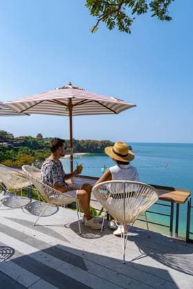 couple having lunch at an restaurant looking out over the ocean of Pattaya Thailand, man and woman having dinner in restaurant by the ocean in Pattaya couple having lunch at a restaurant looking out over the ocean of Pattaya Thailand, man and woman having dinner in a restaurant by the ocean in Pattaya. Copyright: xZoonar.com FokkexBaarssenx 18188870 ,model released, Symbolfoto ,property released