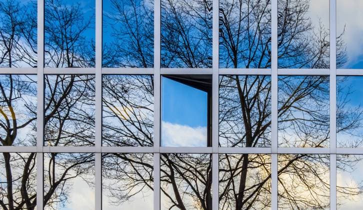 Baum spiegelt sich in Bürogebäude mit offenem Fenster Baum spiegelt sich in Bürogebäude mit offenem Fenster Copyright: xZoonar.com Wodickax 18256432