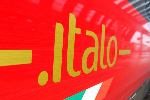 Italo Logo am Hochgeschwindigkeitszug von Nuovo Trasporto Viaggiatori NTV im Bahnhof Milano Centrale in Mailand, Italien Mailand, Italien - 22. März 2022: Italo Logo am Hochgeschwindigkeitszug von Nuovo Trasporto Viaggiatori NTV im Bahnhof Milano Centrale in Mailand, Italien. Copyright: xZoonar.com MarkusxMainkax 18710216