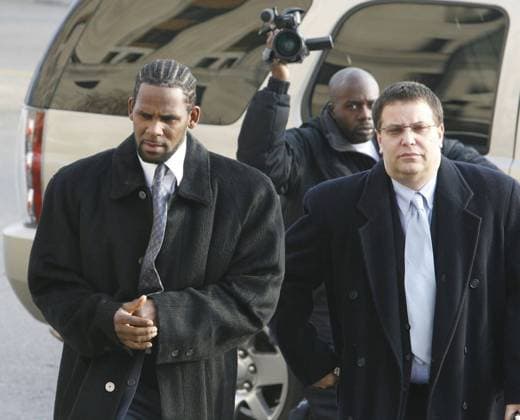 September 13, 2022: Singer R. Kelly, left, walks with manager Derrel McDavid into the Cook County Criminal Courts Building at 26th and California in Chicago in 2007. - ZUMAm67_ 20220913_zaf_m67_042 Copyright: xChuckxBermanx