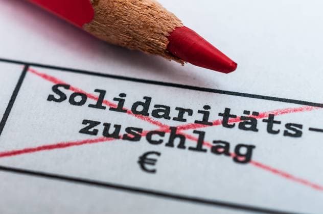 Abschaffung Solidaritätszuschlag Soli soll abgeschafft werden und isst durchgestrichen Copyright: xZoonar.com Stockfotos-MGx 15692593