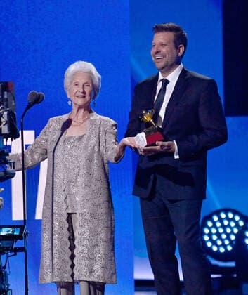 Angela Alvarez (L) accepts the Best New Artist award onstage during the 23rd annual Latin Grammy Awards at the Michelob Ultra Arena at Mandalay Bay Resort and Casino in Las Vegas, Nevada on Thursday, November 17, 2022.  LAV20221117676 JIMxRUYMEN