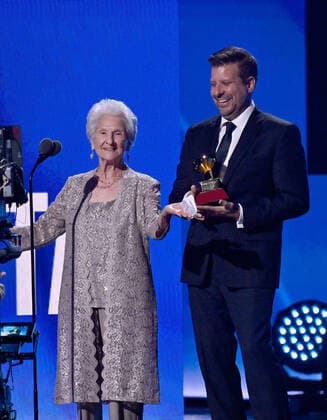 Angela Alvarez (L) accepts the Best New Artist award onstage during the 23rd annual Latin Grammy Awards at the Michelob Ultra Arena at Mandalay Bay Resort and Casino in Las Vegas, Nevada on Thursday, November 17, 2022.  LAV20221117677 JIMxRUYMEN