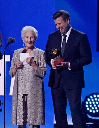 Angela Alvarez (L) accepts the Best New Artist award onstage during the 23rd annual Latin Grammy Awards at the Michelob Ultra Arena at Mandalay Bay Resort and Casino in Las Vegas, Nevada on Thursday, November 17, 2022.  LAV20221117673 JIMxRUYMEN