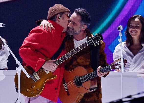 Elvis Costello (L) and Jorge Drexler perform during the 23rd annual Latin Grammy Awards at the Michelob Ultra Arena at Mandalay Bay Resort and Casino in Las Vegas, Nevada on Thursday, November 17, 2022.  LAV20221117073 JIMxRUYMEN