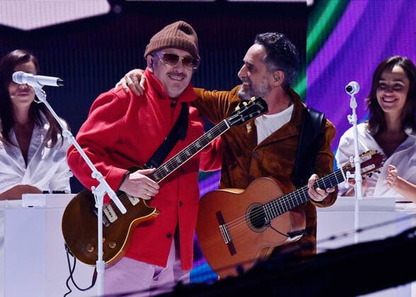 Elvis Costello (L) and Jorge Drexler perform during the 23rd annual Latin Grammy Awards at the Michelob Ultra Arena at Mandalay Bay Resort and Casino in Las Vegas, Nevada on Thursday, November 17, 2022.  LAV20221117074 JIMxRUYMEN