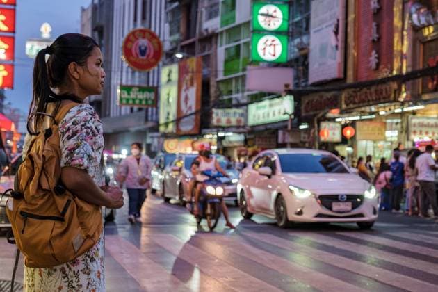 IMAGO Creative, Urban Lifestyle China town Bangkok Thailand, colroful streets of China Town Bangkok China town Bangkok Thailand, colorful streets of China Town Bangkok.Asian woman with bag, tourist visiting Chinatown Copyright: xZoonar.com FokkexBaarssenx 18896224 ,model released, Symbolfoto ,property released