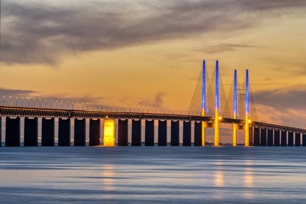 Die berühmte Öresundbrücke nach Sonnenuntergang Die berühmte Öresundbrücke zwischen Dänemark und Schweden nach Sonnenuntergang Copyright: xZoonar.com elxeneizex 19058336