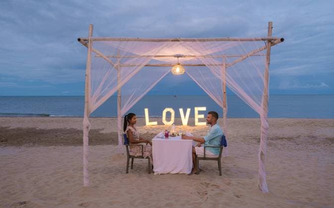 Romantic dinner on beach of Huahin Thailand, dinner by candle light in Hua Hin ,Valentine concept Romantic dinner on the beach of Huahin Thailand, dinner by candlelight in Hua Hin, Valentine s concept. Couple of men and women having a romantic dinner on the beach in Thailand Copyright: xZoonar.com FokkexBaarssenx 19085028 ,model released, Symbolfoto ,property released