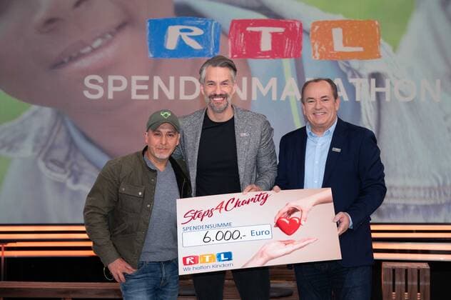 von links: Erdogan ATALAY, Schauspieler, Stefan BOCKELMANN, Schauspieler, Wolfram KONS, Moderator, 27. RTL Spendenmarathon Wir helfen Kindern , Fernsehen, 17.-18.11.2022. *** from left Erdogan ATALAY, actor, Stefan BOCKELMANN, actor, Wolfram KONS, presenter, 27 RTL Spendenmarathon Wir helfen Kindern , television, 17 18 11 2022