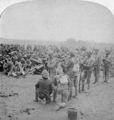 RECORD DATE NOT STATED The overpowered Boer prisoners resting on the road from Paardeberg to Modder River, 1900. Artist: Underwood & Underwood Copyright:xThexPrintxCollector HeritagexImagesx IMAGO ,2321699 ! ACHTUNG: AUFNAHMEDATUM GESCHÄTZT!  Copyright:ThexPrintxCollector HeritagexImagesx IMAGO