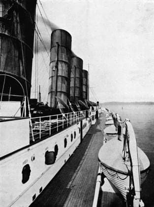 RECORD DATE NOT STATED The boat deck of the Lusitania, showing lifeboats , 1915. Artist: Unknown. Copyright:xThexPrintxCollector HeritagexImagesx IMAGO ,2650038 ! ACHTUNG: AUFNAHMEDATUM GESCHÄTZT!  Copyright:ThexPrintxCollector HeritagexImagesx IMAGO