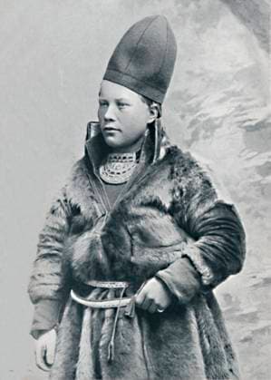 RECORD DATE NOT STATED A young Laplander in winter costume, 1912. Artist: Oscar Olsson. Copyright:xThexPrintxCollector HeritagexImagesx IMAGO ,2655749 ! ACHTUNG: AUFNAHMEDATUM GESCHÄTZT!  Copyright:ThexPrintxCollector HeritagexImagesx IMAGO