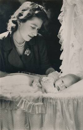 RECORD DATE NOT STATED Princess Elizabeth with her Infant Son Prince Charles , 1948. Creator: Cecil Beaton. Copyright:xThexPrintxCollector HeritagexImagesx IMAGO ,2697087 ! ACHTUNG: AUFNAHMEDATUM GESCHÄTZT!  Copyright:ThexPrintxCollector HeritagexImagesx IMAGO