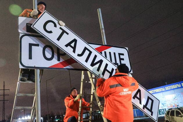 Bilder des Jahres, News 11 November News Themen der Woche KW46 News Bilder des Tages RUSSIA, VOLGOGRAD - NOVEMBER 18, 2022: Workers install a Stalingrad city limit sign. The Volgograd authorities decided to replace the city signs for one day to mark the 80th anniversary of the start of the Soviet Army s counteroffensive in the Battle of Stalingrad, one of the major battles on the Eastern Front of World War II. Dmitry Rogulin TASS  55961920