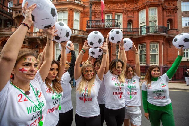 Bilder des Jahres, News 11 November News Themen der Woche KW46 News Bilder des Tages November 19, 2022, London, England, United Kingdom: Iranian women wearing football shirts and holding balls join LGBT demonstration outside the Embassy of Qatar. protesting the FIFA Wold Cup host countryÃ¢â‚¬â ¢s anti-gay laws, oppression of women and abuse of migrant workers. London United Kingdom - ZUMAs262 20221119_zip_s262_046 Copyright: xTayfunxSalcix