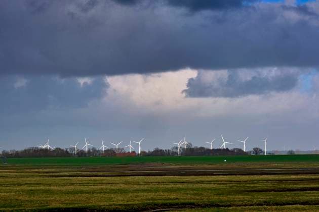 Deutsche Nordseeküste. Windräder am Rande der Deichanlage von Spieka-Neufeld an der Wurster Nordseeküste. 20211119MIC0041 *** German North Sea coast wind turbines on the edge of the dike of Spieka Neufeld on the Wurster North Sea coast 20211119MIC0041