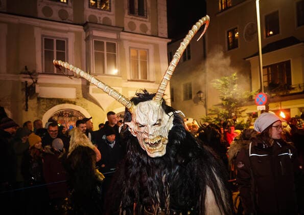 Bilder des Jahres, News 11 November News Themen der Woche KW46 News Bilder des Tages 19.11.2022, Braunau am Inn, AUT, Reportage, Braunauer Krampuslauf, Themenbild, Krampuslauf, Perchtenlauf, im Bild Krampus, Percht, Perchtenlauf, Krampuslauf, *** 19 11 2022, Braunau am Inn, AUT, reportage, Braunauer Krampuslauf, theme picture, Krampuslauf, Perchtenlauf, in the picture Krampus, Percht, Perchtenlauf, Krampuslauf,