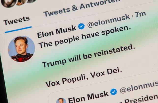 Elon Musk reaktiviert Donald Trumps Twitter Account nach der Abstimmung, Mehrheit für Trumps Rückkehr auf die Social Media Plattform, 20. November 2022 Deutschland, 20. November 2022, Elon Musk reaktiviert Trumps Twitter Account, Minuten nachdem eine Mehrheit für Trumps Rückkehr auf Twitter gestimmz hatte, Tweet von Elon Musk um 1:54 Uhr deutscher Zeit, The people have spoken, Minuten nach Ende der Twitter Abstimmung, Mehrheit hatte für Trumps Rückkehr auf die Social Media Plattform gestimmt, Twitter Abstimmung, Endergebnis 52 % Ja zu 48 % Nein zur Rückkehr Trumps auf die Social Media Plattform, Elon Musk hat auf Twitter für 24 Stunden eine Umfrage gestartet, Vox populi, vox dei, *** Elon Musk reactivates Donald Trumps Twitter acco