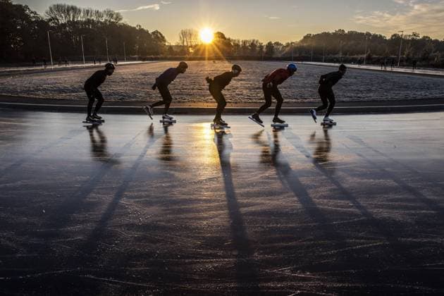 IMAGO Creative, Jahreszeit Winter, Eislaufen WINTERSWIJK - Skating enthusiasts on the natural ice rink of the Winterswijkse IJs Vereniging (WIJV). It froze hard enough last night, so you can skate on natural ice again. ANP VINCENT JANNINK netherlands out - belgium out *** WINTERSWIJK Skating enthusiasts on the natural ice rink of the Winterswijkse IJs Vereniging WIJV It froze hard enough last night, so you can skate on natural ice again ANP VINCENT JANNINK netherlands out belgium out  Copyright: xx x458109529x originalFilename: 458109529.jpg