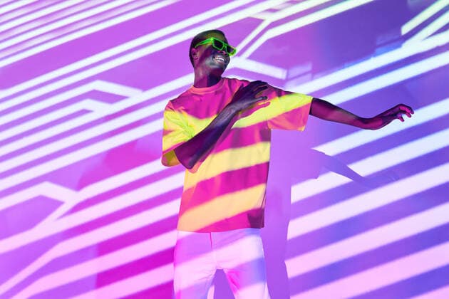 Full body of cheerful African American male in trendy casual clothes and eyewear dancing in illuminated studio ManuelRuiz_ID4377_143567_032 Copyright: xManuelxRuizx Model Released