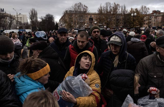 Bilder des Jahres, News 11 November November 19, 2022, Kherson, Ukraine, Ukraine: Residents stand in lines for humanitarian aid in Kherson. Kherson was officially liberated after nine months of Russian occupation on November 11, 2022. Kherson Ukraine - ZUMAj167 20221119_zip_j167_105 Copyright: xSvetxJacquelinex