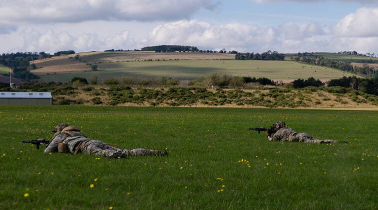 RECORD DATE NOT STATED U.S. Air Force Tactical Air Control Party specialists assigned to the 2d Air Support Operations Squadron out of Vilseck, Germany, take cover after gunshots are heard during exercise Cobra Warrior 22 in England, Sept. 21, 2022. Cobra Warrior 22 develops tactical interoperability skills of participating Airmen, Allies and Partners through integrated cross-domain effects against a peer adversary. Copyright: xpiemagsx dvidspieseptoct2022-22045 !ACHTUNG AUFNAHMEDATUM GESCHÄTZT!