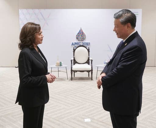 November 19, 2022, Bangkok, Thailand: U.S. Vice President Kamala Harris, left, speaks briefly with Chinese President Xi Jinping before heading into an APEC Leaders Retreat at the Asia-Pacific Economic Cooperation Summit, November 19, 2022, in Bangkok, Thailand. Bangkok Thailand - ZUMAp138 20221119_zaa_p138_073 Copyright: xLawrencexJackson WhitexHousex