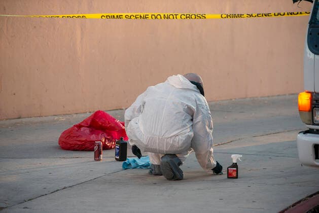 News Themen der Woche KW46 News Bilder des Tages November 20, 2022, Albuquerque, New Mexico, USA: Journal .A Crime Scene cleaning crew member scrubs blood stains on the sidewalk where the 19 year-old UNM student was fatally shot on campus early Saturday morning. The shooting left a New Mexico State University MenÃ¢â‚¬â ¢s Basketball player wounded . Photographed on Sunday November 20, 2022 JOURNAL Albuquerque USA - ZUMAab1_ 20221120_zaf_ab1_006 Copyright: xAdolphexPierre-Louisx