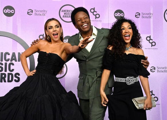 Entertainment Bilder des Tages (L-R) Carolina Gaitan, Mauro Castillo and Adassa arrive for the 50th annual American Music Awards at the Microsoft Theater in Los Angeles on Sunday, November 20, 2022.  LAP2022112046 JIMxRUYMEN