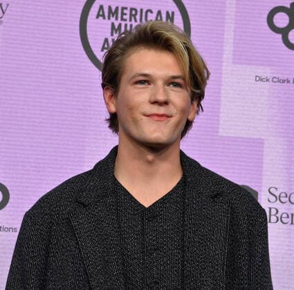 Davis Burleson arrives for the 50th annual American Music Awards at the Microsoft Theater in Los Angeles on Sunday, November 20, 2022.  LAP20221120108 JIMxRUYMEN