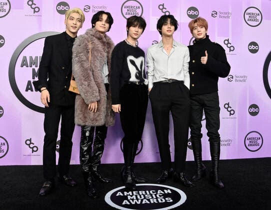 Entertainment Bilder des Tages (L-R) Soobin, Huening Kai, Beomgyu, Yeonjun and Taehyun of TXT arrive for the 50th annual American Music Awards at the Microsoft Theater in Los Angeles on Sunday, November 20, 2022.  LAP2022112096 JIMxRUYMEN